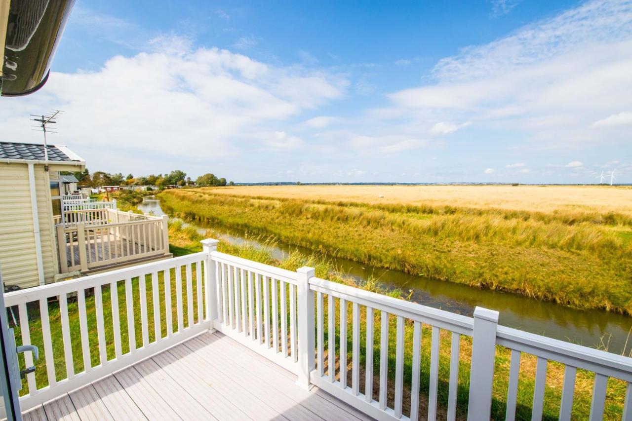 River Lodge Platinum Plus Holiday Home With River Views, Free Wifi & Netflix Camber Bagian luar foto